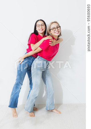 穿著粉色 t 恤的雙胞胎 95680693