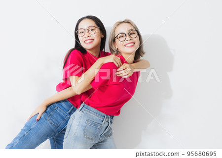 穿著粉色 t 恤的雙胞胎 95680695