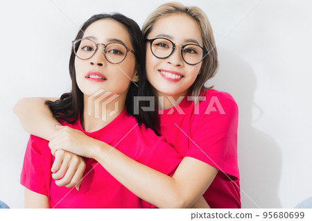 Twins in pink t-shirts 95680699