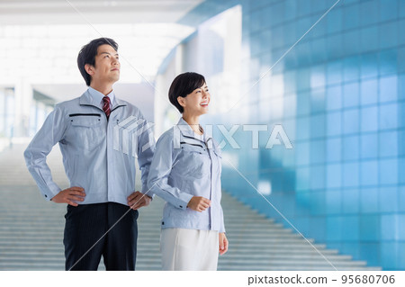身穿工作服的男女工程師 身穿工作服的男女工程師 95680706
