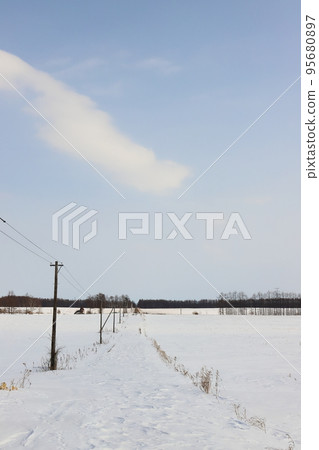 北海道、十勝地區、牧場風景（冬季） 95680897