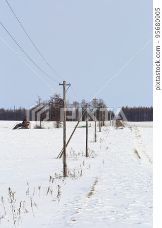 北海道、十勝地區、牧場風景（冬季） 95680905