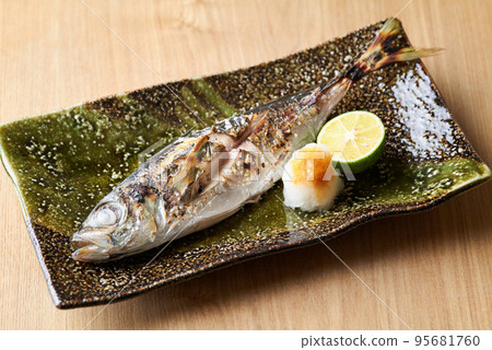 Salt-grilled salmon roe 95681760