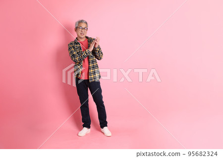 Casual Senior Man Casual Senior Man 95682324