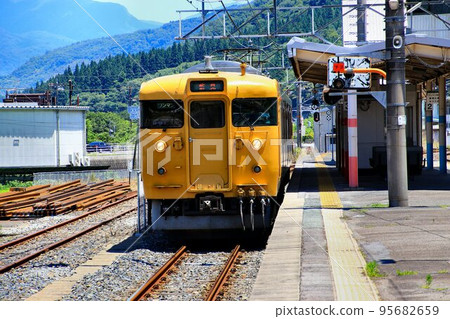 The main artery that connects the Seto Inland Sea and the Sea of Japan "Yin-Yang Line"...Yellow 115 series going on the Hakubi Line The main artery that connects the Seto Inland Sea and the Sea of Japan "Yin-Yang Line"...Yellow 115 series going on the Hakubi Line 95682659