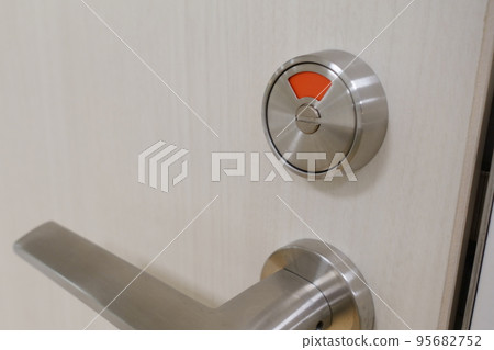 The key for the toilet door in use　 95682752