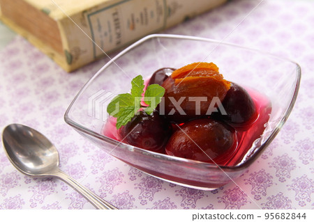 Prune compote 95682844