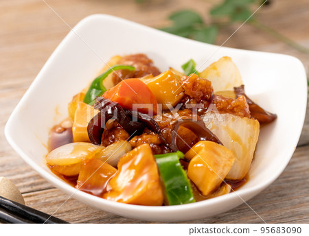 糖醋豬肉 (subuta) 特寫，用筷子夾起來 95683090