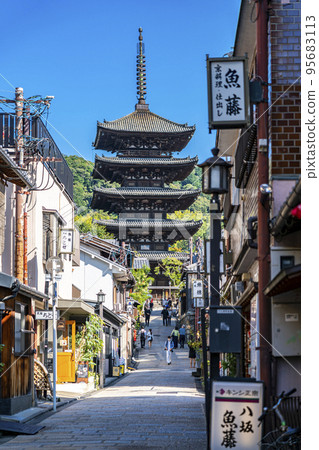 [京都府] 清新的藍天和東山的象徵八坂塔 95683113