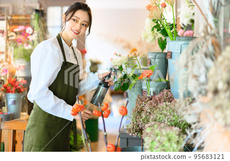 一個二十多歲的女人在花店工作的畫像 95683121