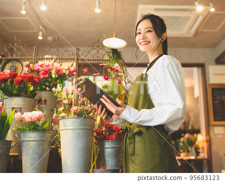一位美麗的花店店員的肖像 95683123