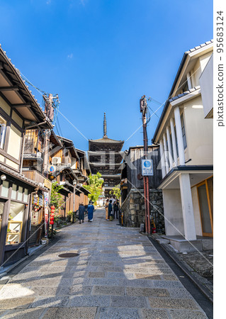 [Kyoto Prefecture] Refreshing blue sky and Yasaka Pagoda, a symbol of Higashiyama 95683124