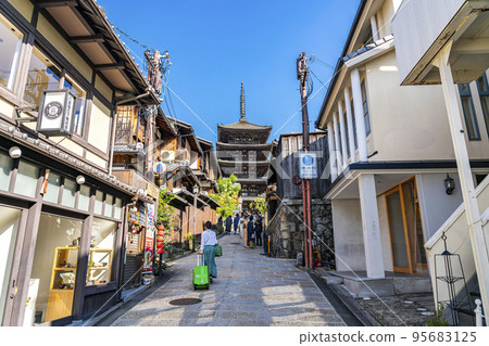 [Kyoto Prefecture] Refreshing blue sky and Yasaka Pagoda, a symbol of Higashiyama 95683125