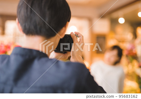 Rear view of the photographer doing the interview 95683162