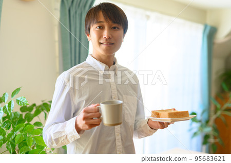 準備早餐的男人 95683621