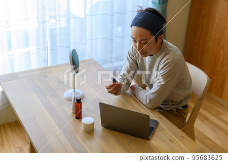 男士護膚期間的美少年 95683625