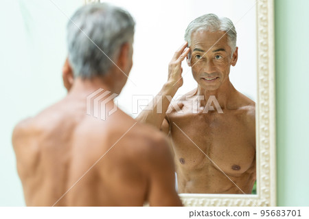 資深男性美女 95683701