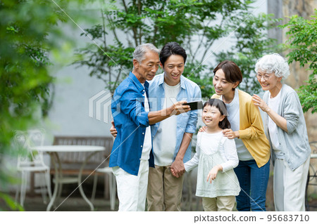 三代家庭用智能手機自拍 三代家庭用智能手機自拍 95683710