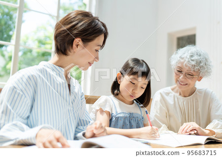 三代家庭，孩子，學習 95683715