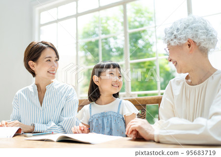 Three-generation family, children, studying 95683719