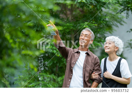 Senior couple travel Senior couple travel 95683732
