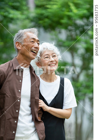 Senior couple travel 95683735