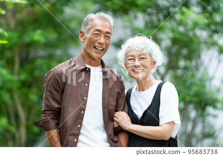 Senior couple travel 95683738