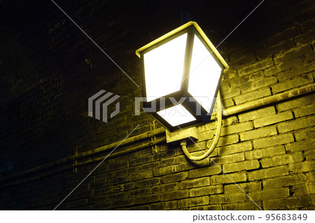 舊隧道中的燈光 舊隧道中的燈光 95683849