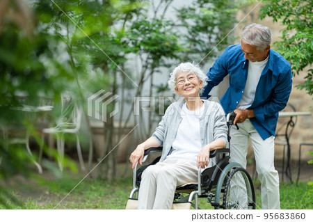 年長的夫婦輪椅老人護理 95683860