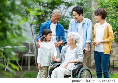 Three-generation family Nursing care Three-generation family Nursing care 95683871