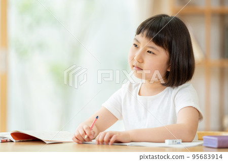 Elementary school girl studying in the living room 95683914