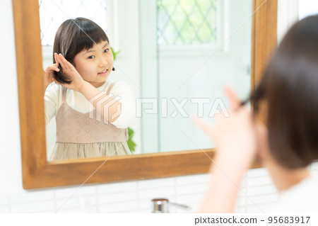 小學生照鏡子整理頭髮 95683917