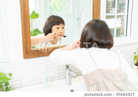 兒童洗手間女孩 95683927