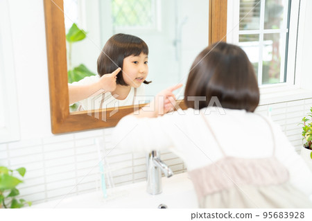 兒童洗手間女孩 95683928