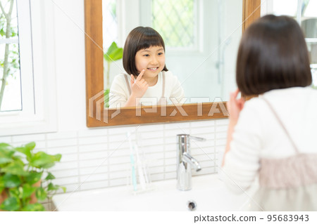 兒童洗手間女孩 95683943