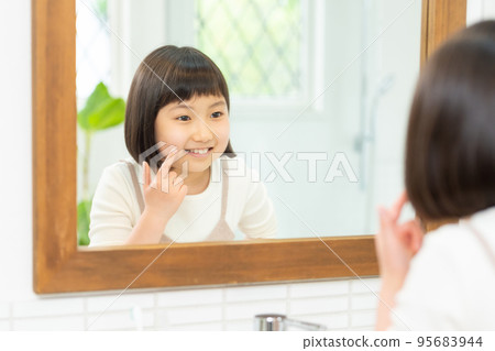 兒童洗手間女孩 95683944