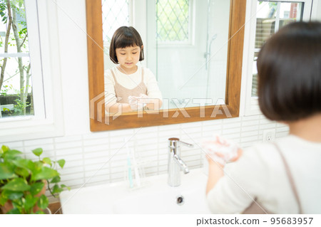 小學生在洗手間洗手 95683957