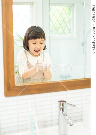 Elementary school girl washing hands in the washroom Elementary school girl washing hands in the washroom 95683962