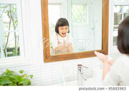小學生在洗手間洗手 95683963