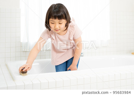幫助清潔浴缸的女孩 95683984