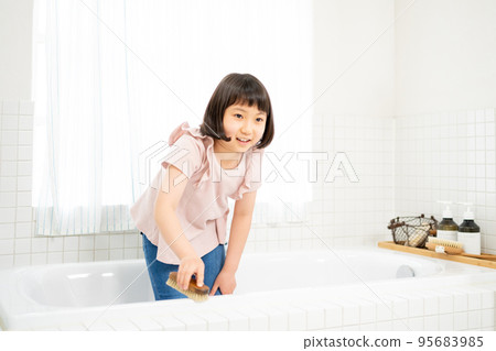 幫助清潔浴缸的女孩 95683985