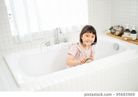 幫助清潔浴缸的女孩 95683989