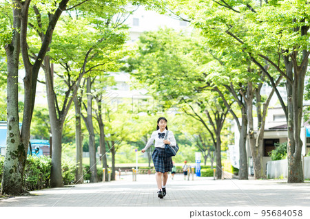 初中女生校服 初中女生校服 95684058