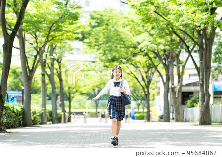 初中女生校服 95684062