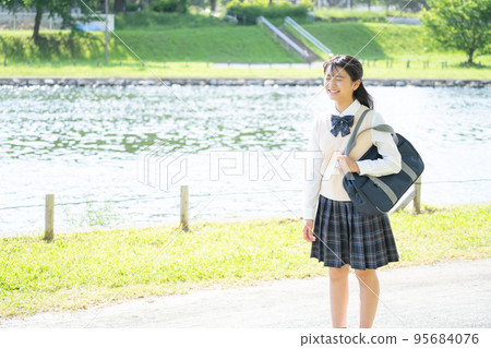一個穿制服的初中女生去上學 95684076
