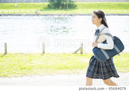 一個穿制服的初中女生去上學 95684079