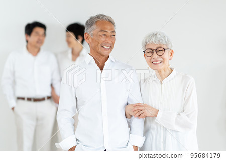 Middle generation senior generation couple 95684179