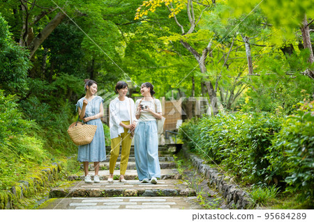 女孩的旅行 95684289