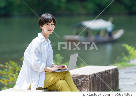 一個在旅行時工作的女人 95684302