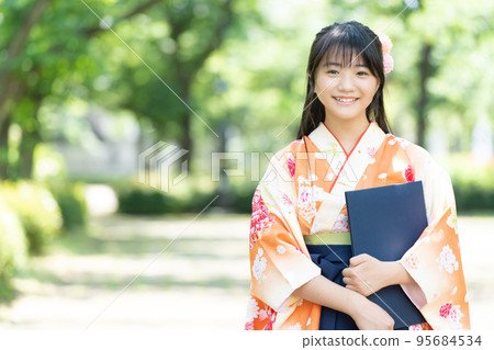 穿著袴的畢業女孩 95684534